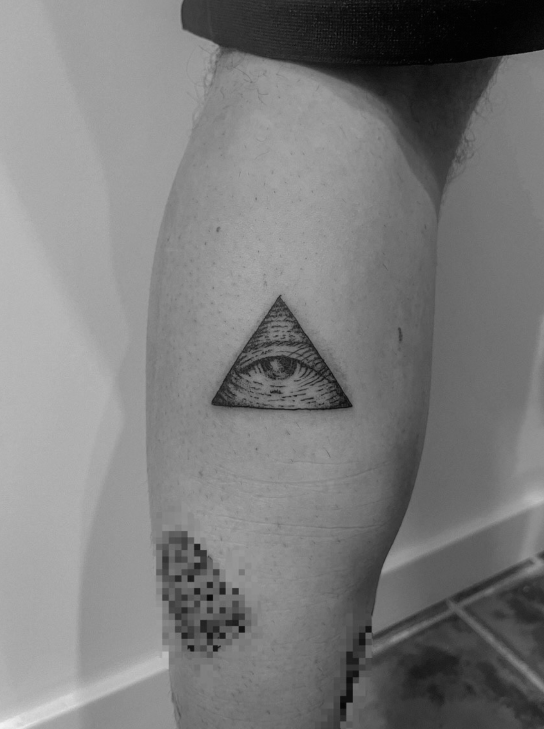 Tatuaje fineline ojo de la providencia