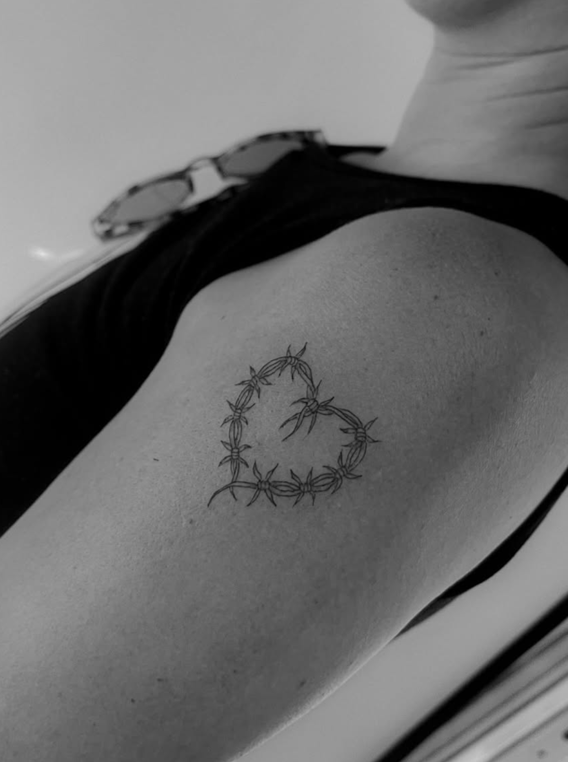Tatuaje fineline corazón de alambre